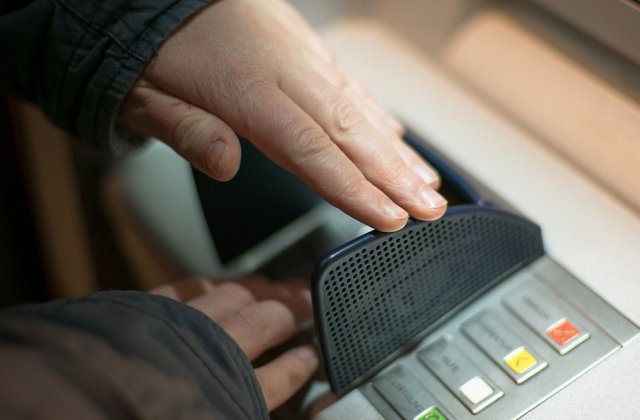 O explozie a fost provocata la un bancomat din municipiul Arad, insa aparatul nu avea bani