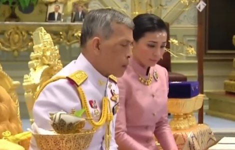 Regele Thailandei s-a casatorit cu comandanta unitatii sale de bodyguarzi/ VIDEO