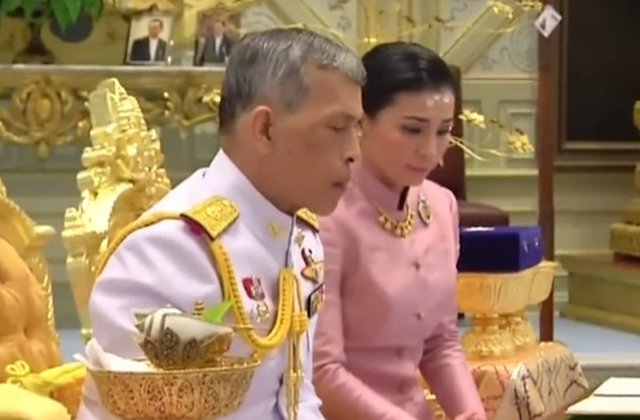 Regele Thailandei s-a casatorit cu comandanta unitatii sale de bodyguarzi/ VIDEO