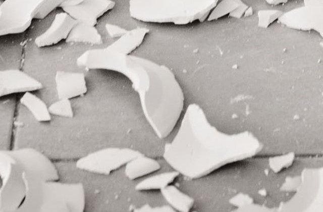 Tanar, arestat pentru ca si-a ucis tatal dupa ce acesta l-a lovit in cap cu o farfurie