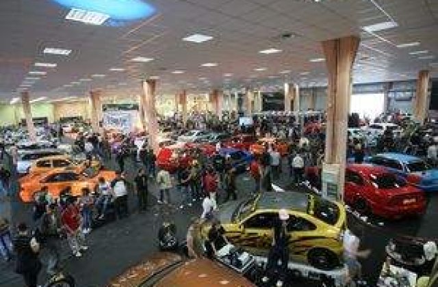 Fete, curse si masini tunate