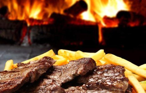 Bucurestenii se rasfata cu mancare nesanatoasa la restaurant