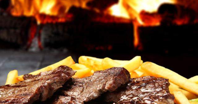 Bucurestenii se rasfata cu mancare nesanatoasa la restaurant