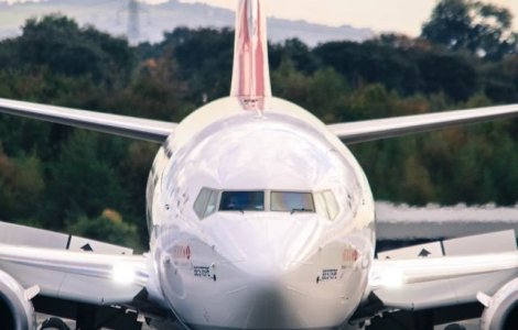Un avion cu 143 de persoane la bord a iesit de pe pista si a aterizat intr-un rau/ VIDEO