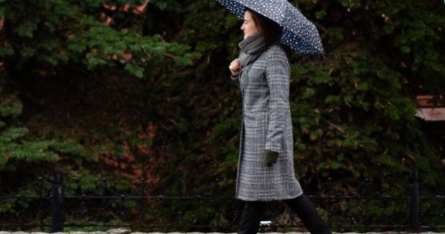 Vremea se va raci accentuat. Ploi torentiale, vijelii si grindina in toata tara, pana miercuri dimineata