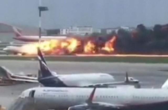 Marturiile supravietuitorilor din avionul care a luat foc in Rusia. Incendiul ar fi fost provocat de un fulger: "Aproape ca ne pierdusem cunostinta de frica"