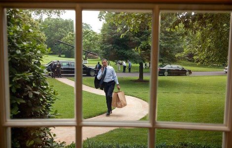 Obama, rugat sa nu mai manance hamburgeri in public