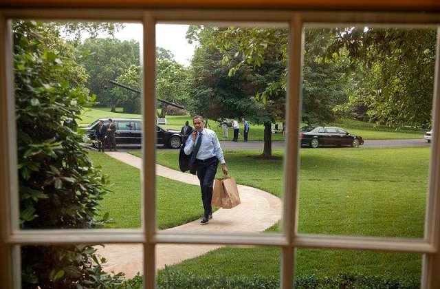 Obama, rugat sa nu mai manance hamburgeri in public