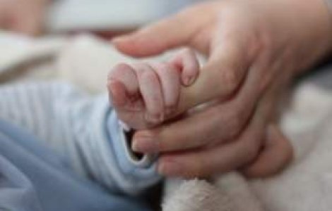 Spor natural negativ in luna martie: 15.000 de nou nascuti si 24.500 de decese