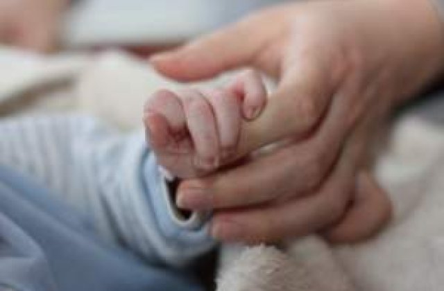 Spor natural negativ in luna martie: 15.000 de nou nascuti si 24.500 de decese