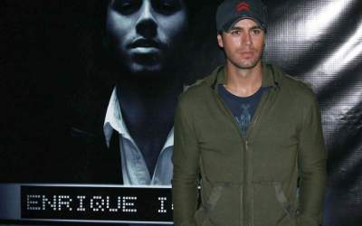 I-a dedicat primul album...