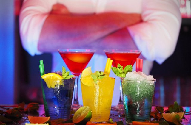 8 trucuri ingenioase pe care le folosesc barmanii pentru a pacali clientii