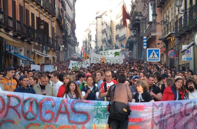 Zeci de mii de "indignati" au manifestat in Spania