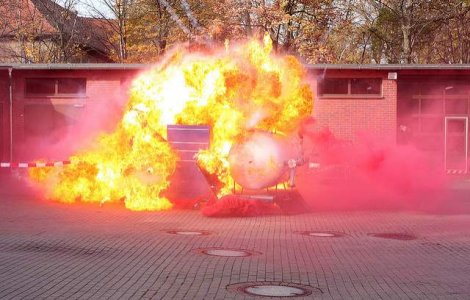 Pericol de explozie pe DN7: O masina a intrat intr-o statie GPL