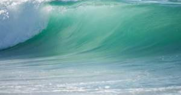  Video  Cum se "calareste" un val inalt de peste 23 de metri?