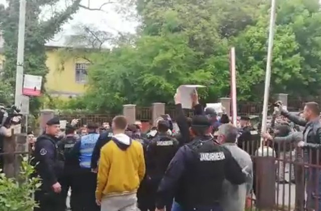 Jandarmii au intervenit in Cluj, dupa ce manifestanti anti-PSD au fugit spre Dancila: "Nu vrem sa fim condusi de hoti"/ VIDEO