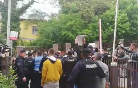 Jandarmii au intervenit in Cluj, dupa ce manifestanti anti-PSD au fugit spre Dancila: "Nu vrem sa fim condusi de hoti"/ VIDEO