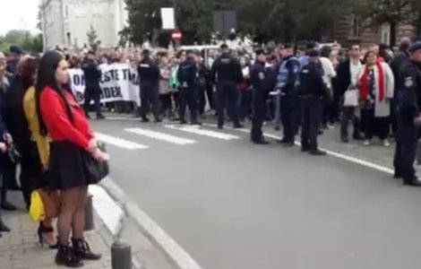 Viorica Dancila, intampinata de zeci de protestatari, la Arad. Manifestantii striga "PSD, ciuma rosie", "Hotii" / VIDEO