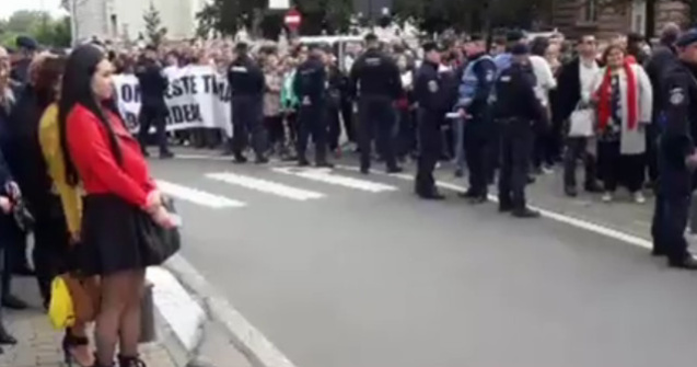 Viorica Dancila, intampinata de zeci de protestatari, la Arad. Manifestantii striga "PSD, ciuma rosie", "Hotii" / VIDEO