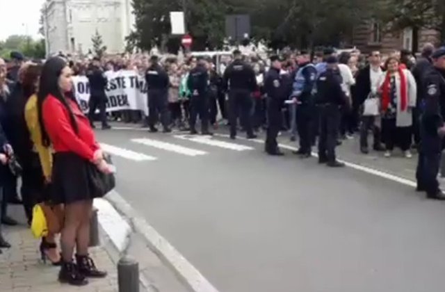 Viorica Dancila, intampinata de zeci de protestatari, la Arad. Manifestantii striga "PSD, ciuma rosie", "Hotii" / VIDEO