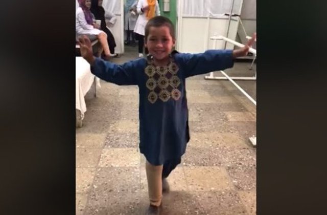 Un video cu un baietel afgan care danseaza dupa ce i s-a pus proteza de picior s-a viralizat / VIDEO