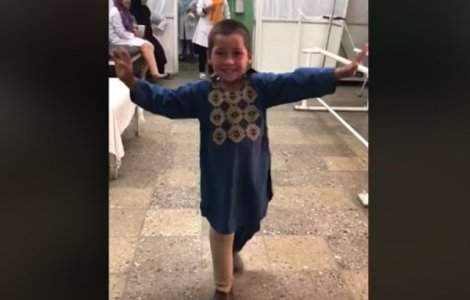 Un video cu un baietel afgan care danseaza dupa ce i s-a pus proteza de picior s-a viralizat / VIDEO