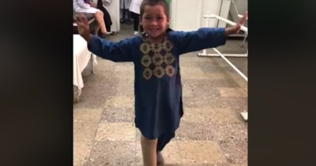 Un video cu un baietel afgan care danseaza dupa ce i s-a pus proteza de picior s-a viralizat / VIDEO