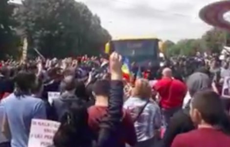 Autocare ale sustinatorilor PSD, blocate de catre protestatari/ VIDEO