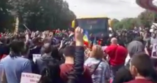 Autocare ale sustinatorilor PSD, blocate de catre protestatari/ VIDEO