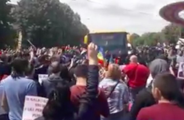 Autocare ale sustinatorilor PSD, blocate de catre protestatari/ VIDEO