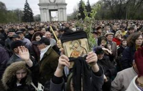 Opozitia moldoveana protesteaza pasnic deplangand primul mort.Justitia decide renumararea voturilor