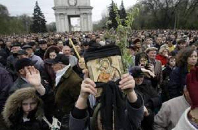 Opozitia moldoveana protesteaza pasnic deplangand primul mort.Justitia decide renumararea voturilor