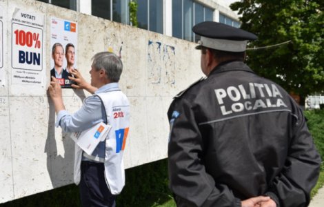 Ciolos, luat la intrebari de un politist local din Alexandria pentru ca lipea un afis electoral cu alianta USR-PLUS