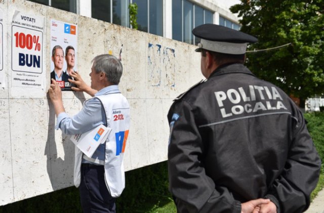 Ciolos, luat la intrebari de un politist local din Alexandria pentru ca lipea un afis electoral cu alianta USR-PLUS