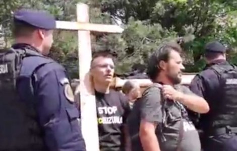 Tariceanu, huduit la Brasov: A fost asteptat cu un sicriu si o cruce/ VIDEO