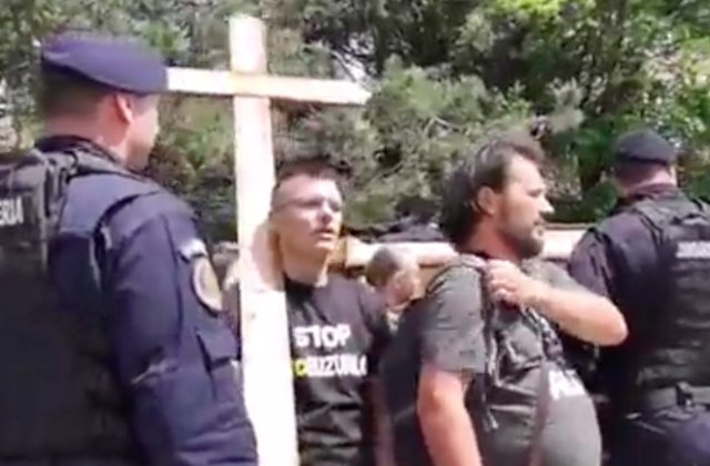 Tariceanu, huduit la Brasov: A fost asteptat cu un sicriu si o cruce/ VIDEO