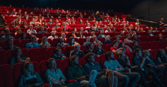  Top  8 reguli de eticheta pe care sa le respecti cand mergi la cinema