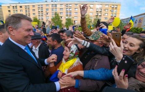 Presedintele Iohannis, in fruntea clasamentului increderii, arata Barometrul Academiei Romane. Gabriela Firea, pe locul 2