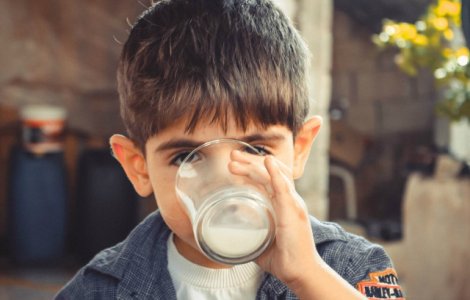 Noua elevi de clasa a II-a, internati cu suspiciune de toxiinfectie alimentara, dupa ce au baut lapte la scoala