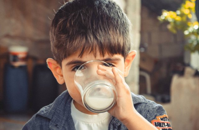 Noua elevi de clasa a II-a, internati cu suspiciune de toxiinfectie alimentara, dupa ce au baut lapte la scoala