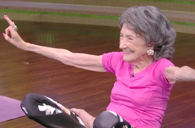 10 secrete pentru o viata fericita, impartasite de femeia de 100 de ani care inca mai preda Yoga