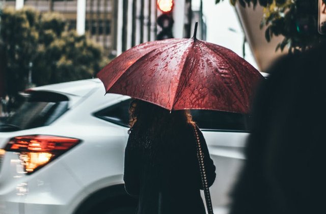 Cod GALBEN de ploi in 12 judete, pana vineri dimineata. Instabilitate accentuata in restul tarii, pana duminica