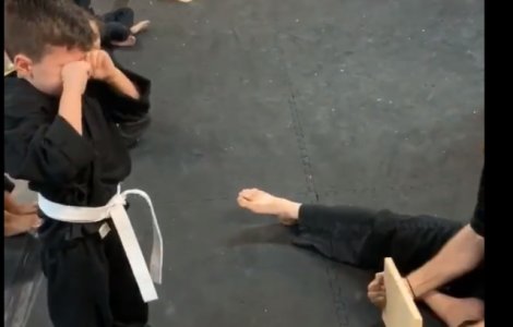 Videoclip motivational cu un baietel incurajat de colegii sai