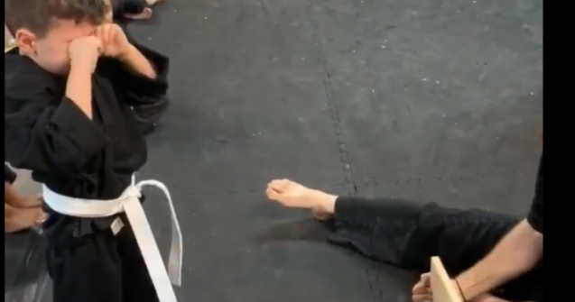 Videoclip motivational cu un baietel incurajat de colegii sai