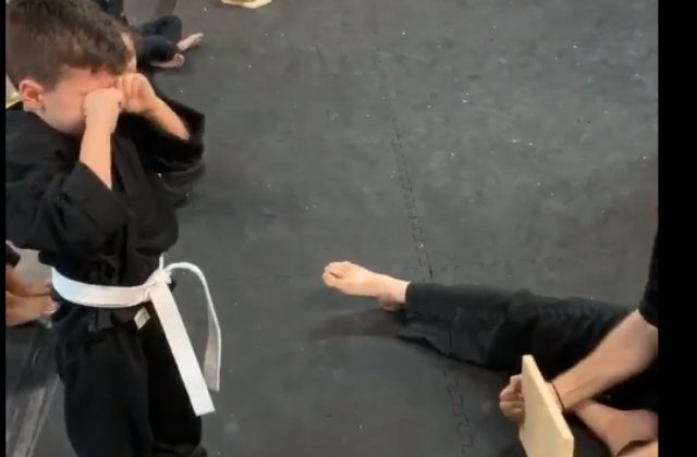 VIDEO VIRAL / Un baietel este incurajat de colegii sai la un curs de arte martiale