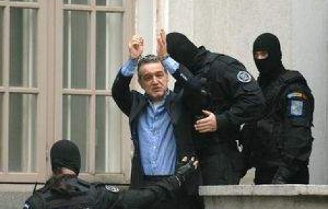 'Hotii sunt liberi, iar Becali pe cruce'