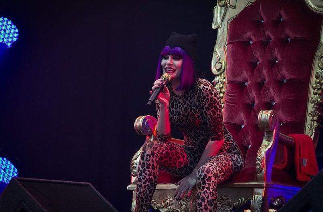 Jessie J vine in Romania