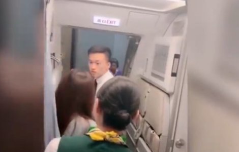 O femeie a intarziat decolarea unui avion pentru ca fiica ei sa termine cumparaturile pe aeroport