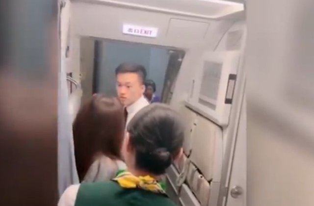 O femeie a intarziat decolarea unui avion pentru ca fiica ei sa termine cumparaturile pe aeroport