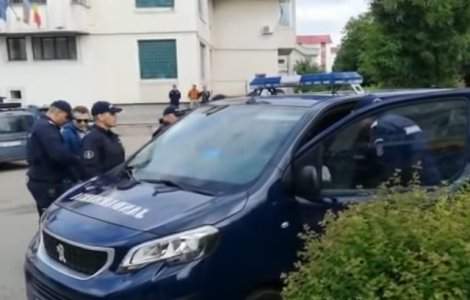 Protestatari pasnici care il asteptau pe Dragnea in Topoloveni, ridicati de jandarmi si dusi la Politie/ VIDEO